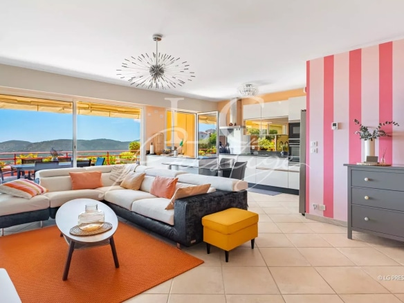 Panoramic sea view from an apartment in Mandelieu-la-Napoule, with a bright living room and a terrace.