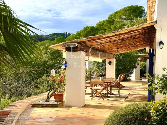 Terrasse ensoleillée d'une maison avec vue sur un jardin méditerranéen à Montauroux.