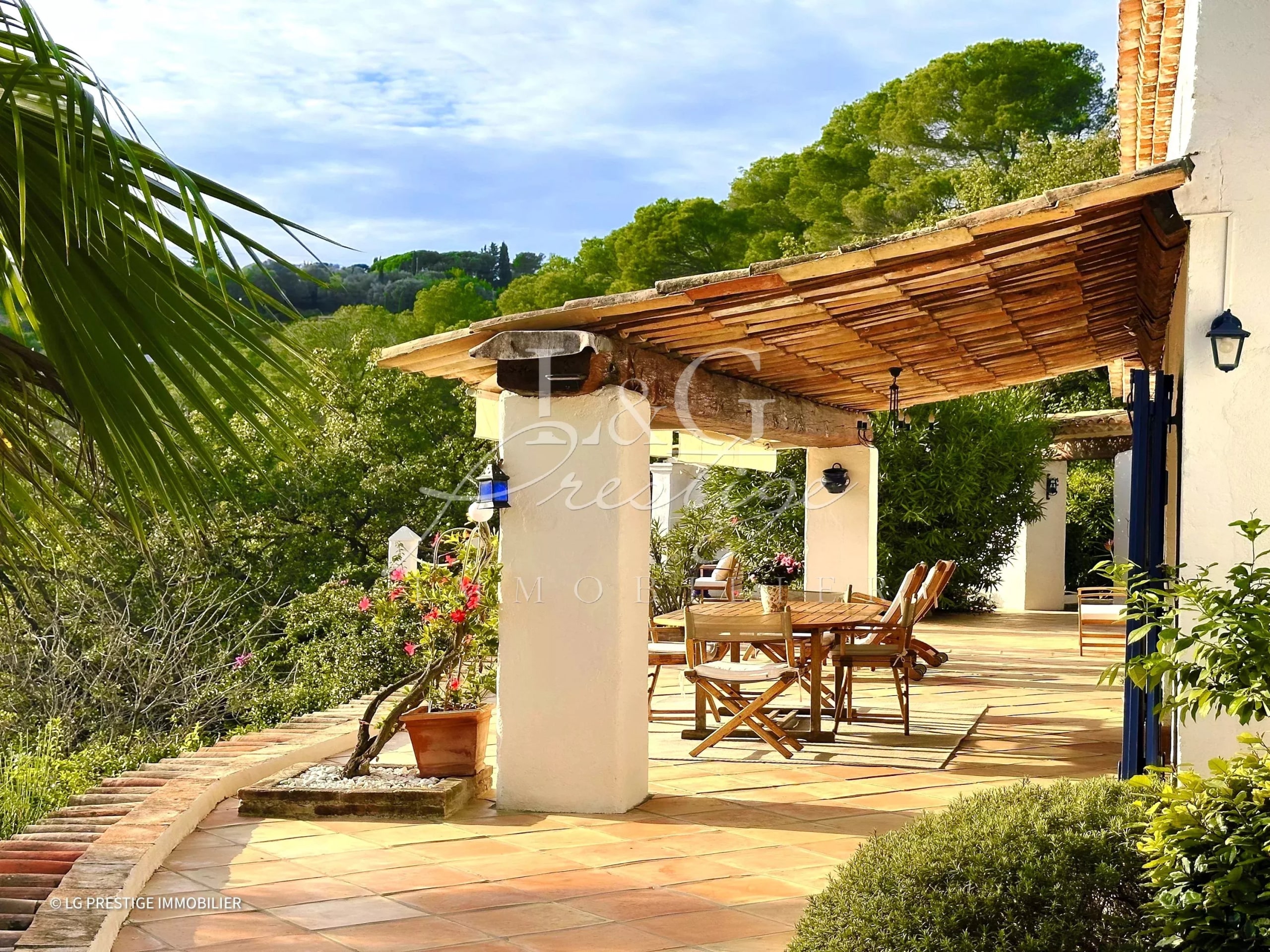 Terrasse de maison à Montauroux Terrasse ensoleillée d'une maison avec vue sur un jardin méditerranéen à Montauroux.