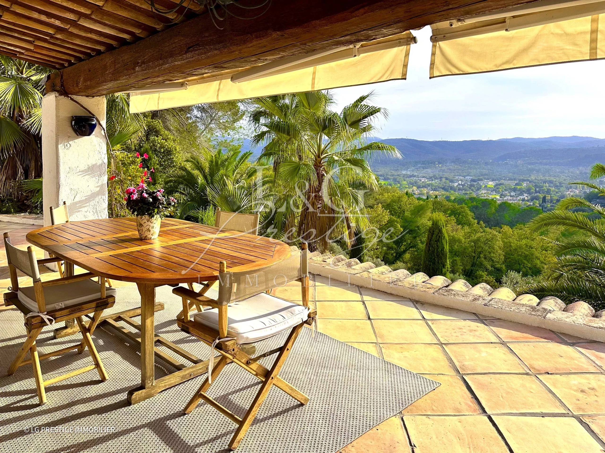 Terrasse avec vue à Montauroux Terrasse en bois avec vue panoramique sur la nature à Montauroux, ensoleillée et entourée de plantes.