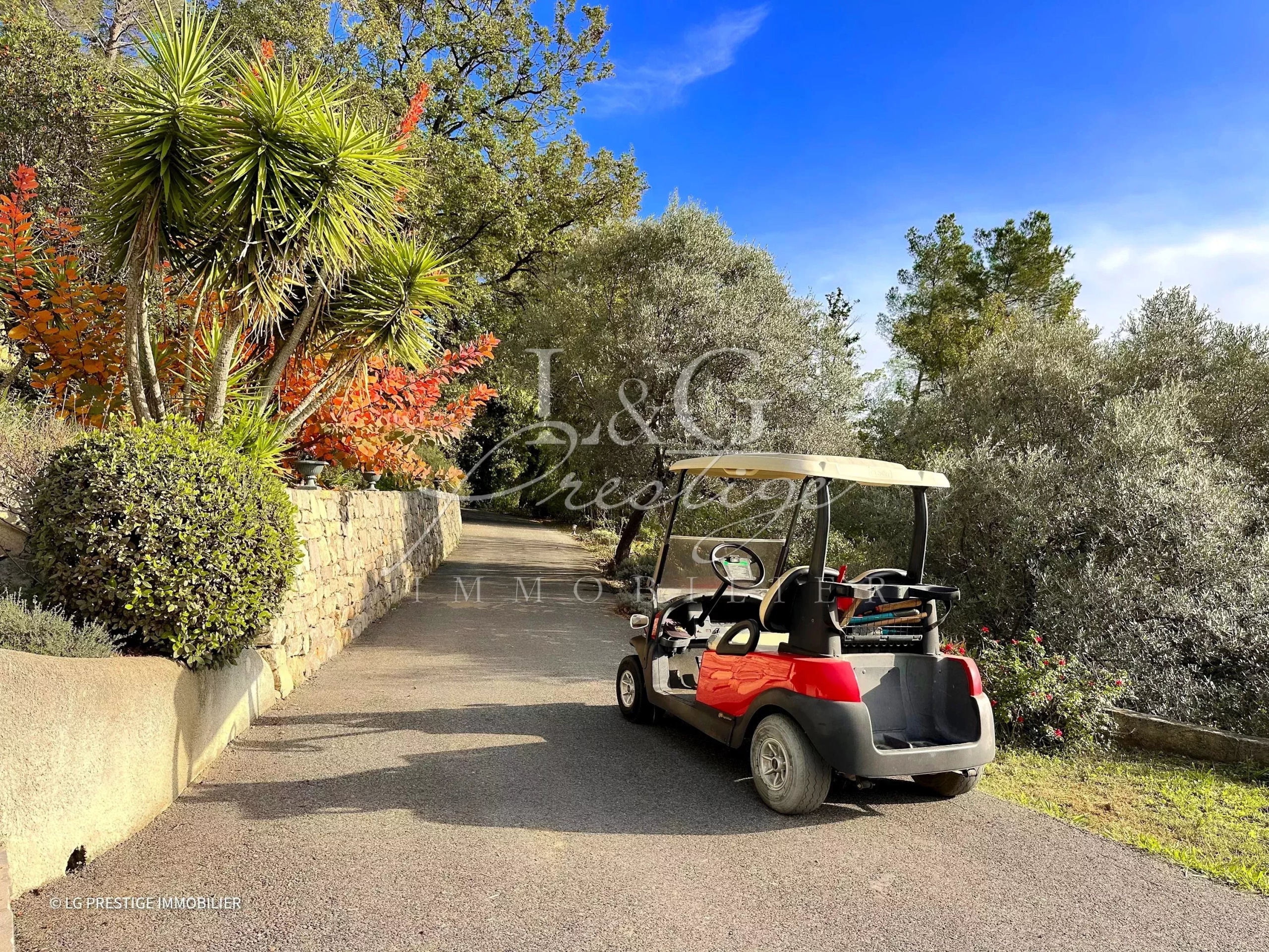 Véhicule de golf à Montauroux Un véhicule de golf garé sur un chemin entouré de végétation méditerranéenne à Montauroux.