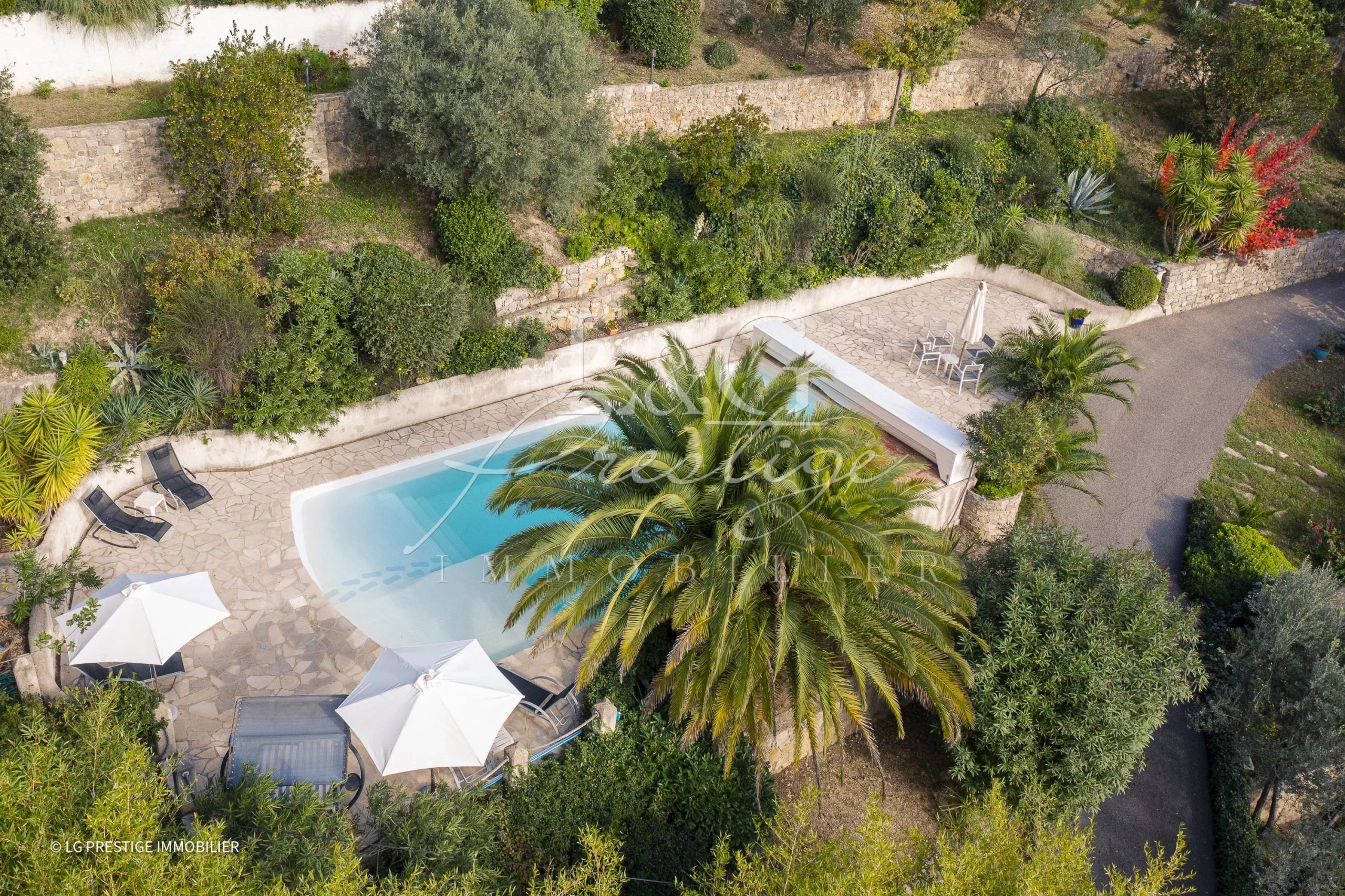 Maison avec piscine à Montauroux Vue aérienne d'une maison avec piscine entourée de jardin méditerranéen à Montauroux.