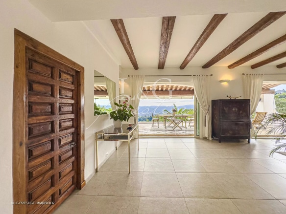 Intérieur d'une maison à Montauroux avec vue sur le jardin et accès à la terrasse.