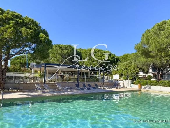 Swimming pool in a luxury residence with sun loungers and relaxation area in Mandelieu-la-Napoule.