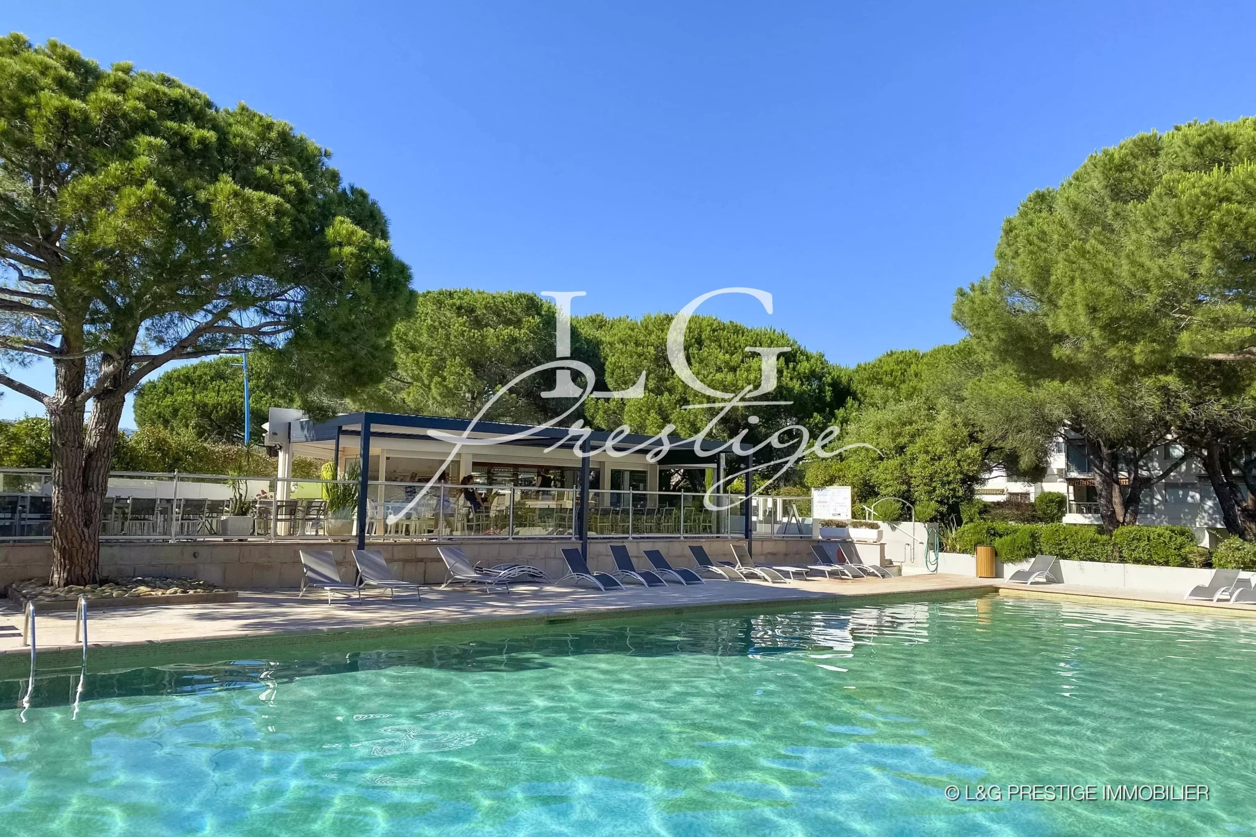 Swimming pool at the residence in Mandelieu-la-Napoule Swimming pool in a luxury residence with sun loungers and relaxation area in Mandelieu-la-Napoule.