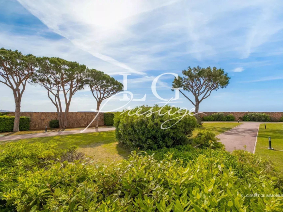 Unobstructed view of the sea and garden of a residence in Mandelieu-la-Napoule.