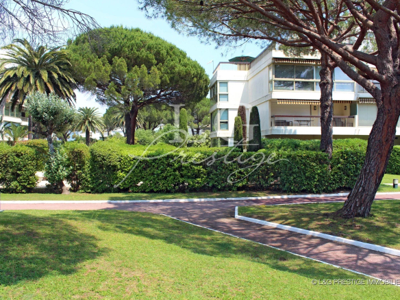 View of a luxury residence in Mandelieu-la-Napoule with gardens and trees.