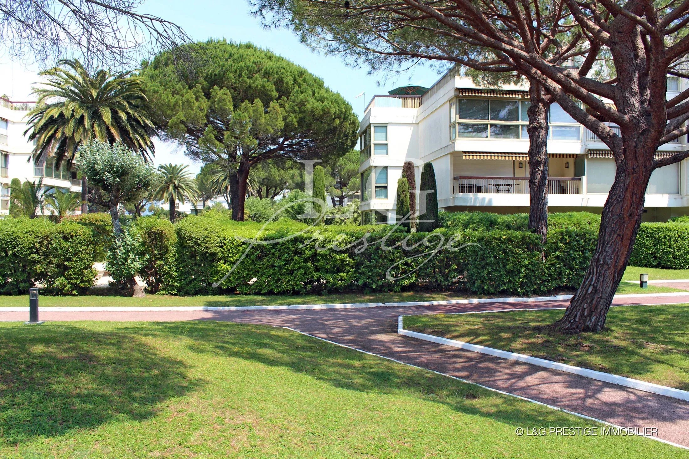 Luxury residence in Mandelieu-la-Napoule View of a luxury residence in Mandelieu-la-Napoule with gardens and trees.