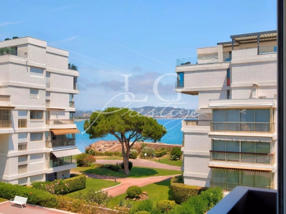 View of a luxury residence in Mandelieu-la-Napoule with a glimpse of the sea.