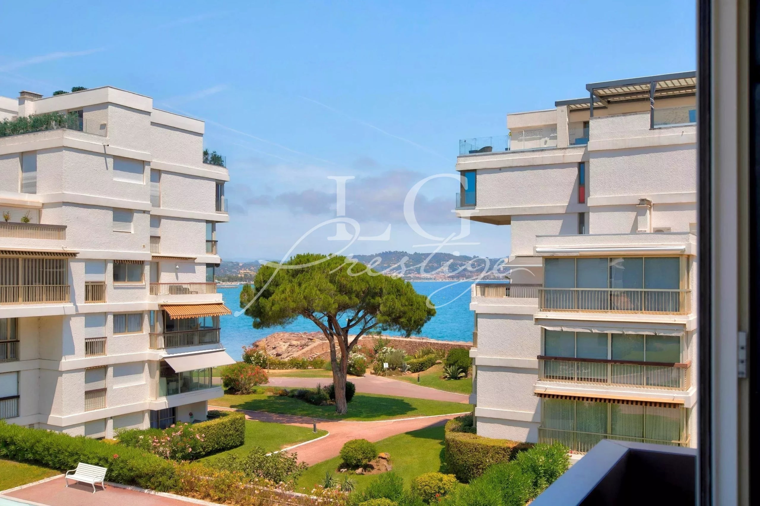 Luxury residence in Mandelieu-la-Napoule View of a luxury residence in Mandelieu-la-Napoule with a glimpse of the sea.