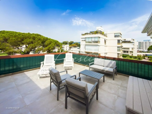 Apartment terrace with sun loungers and table, sea view in Mandelieu-la-Napoule.