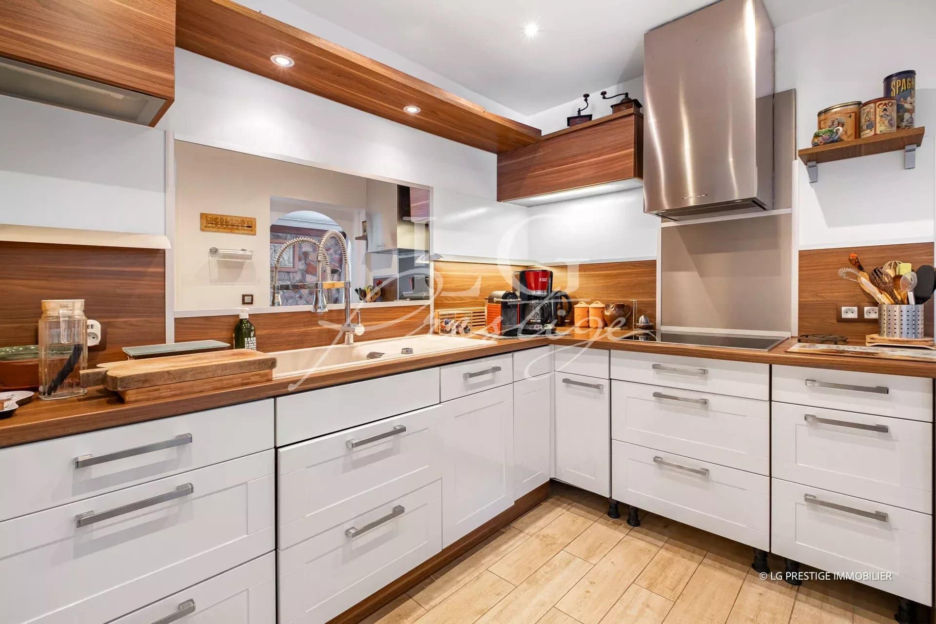 Cuisine moderne d'une maison jumelée à Mougins, avec plans de travail en bois et équipements intégrés.