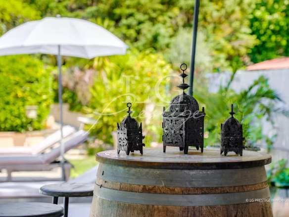 Détails décoratifs sur un baril en bois dans un jardin avec piscine à Mougins.