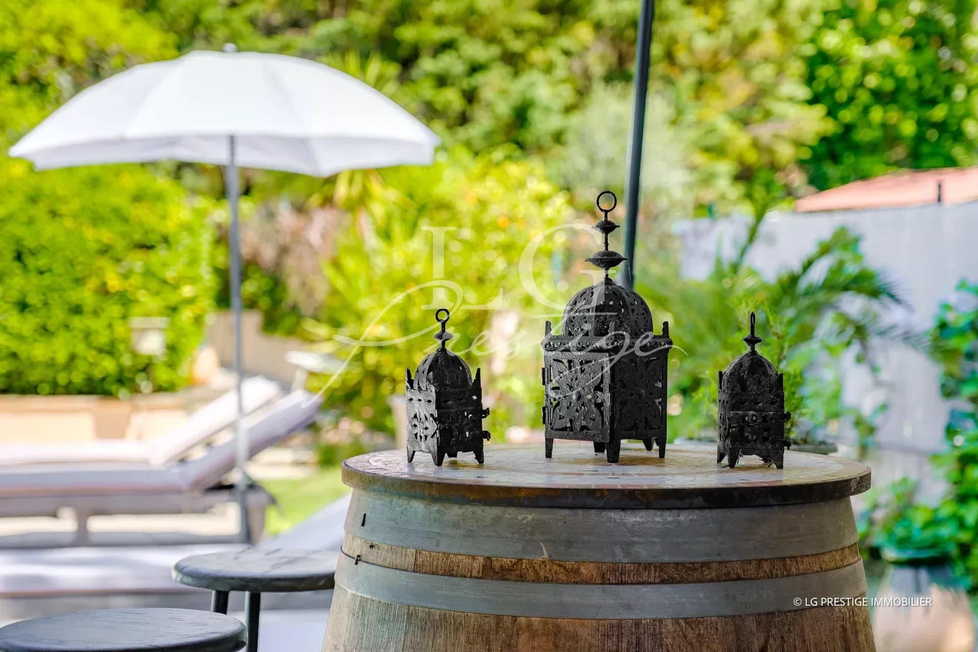Détails décoratifs sur un baril en bois dans un jardin avec piscine à Mougins.