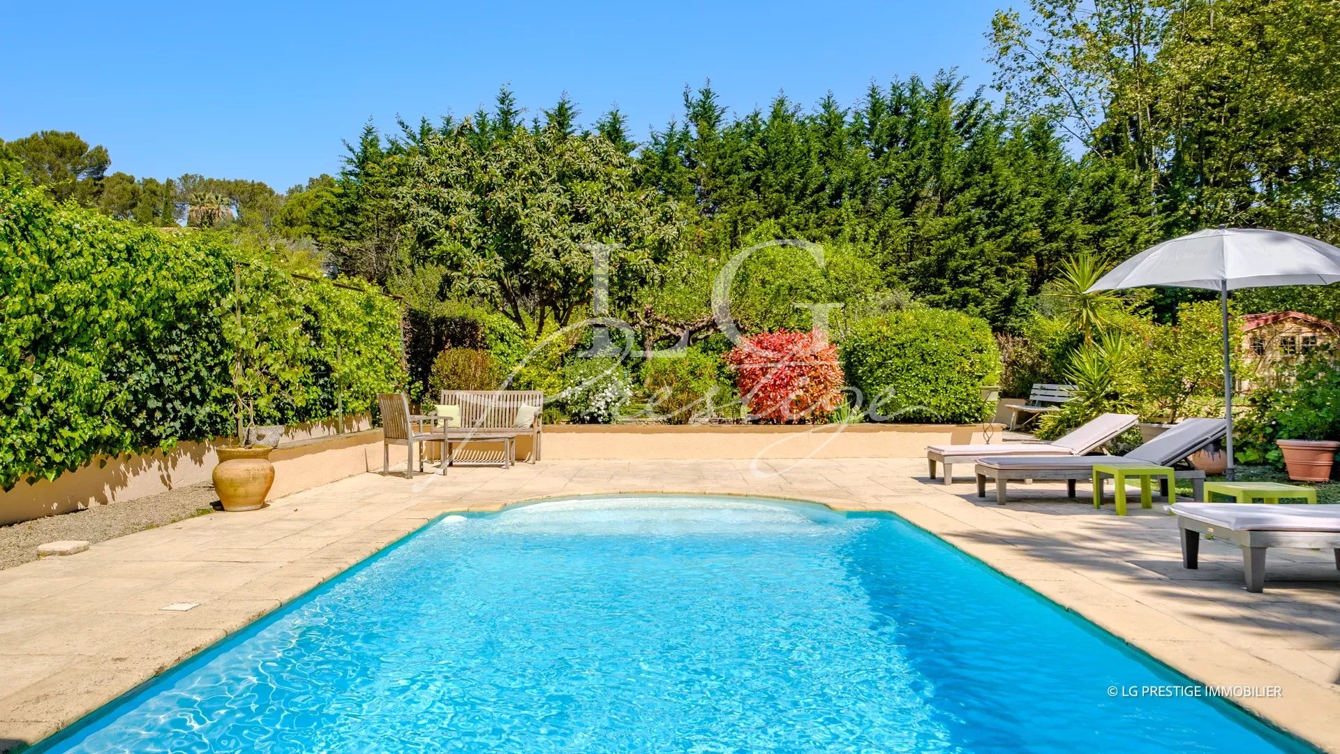 Piscine entourée de verdure dans un jardin à Mougins.