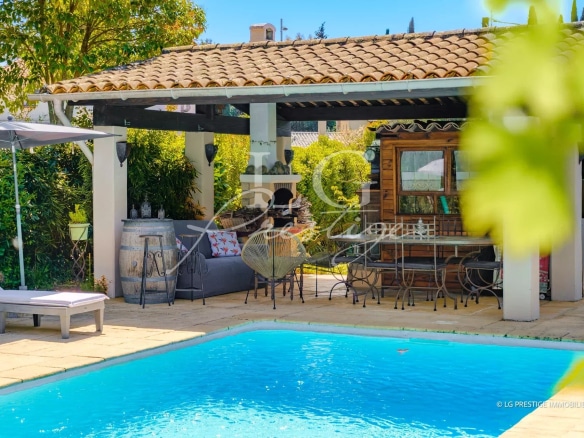 Piscine et espace extérieur d'une maison jumelée à Mougins avec jardin et terrasse.