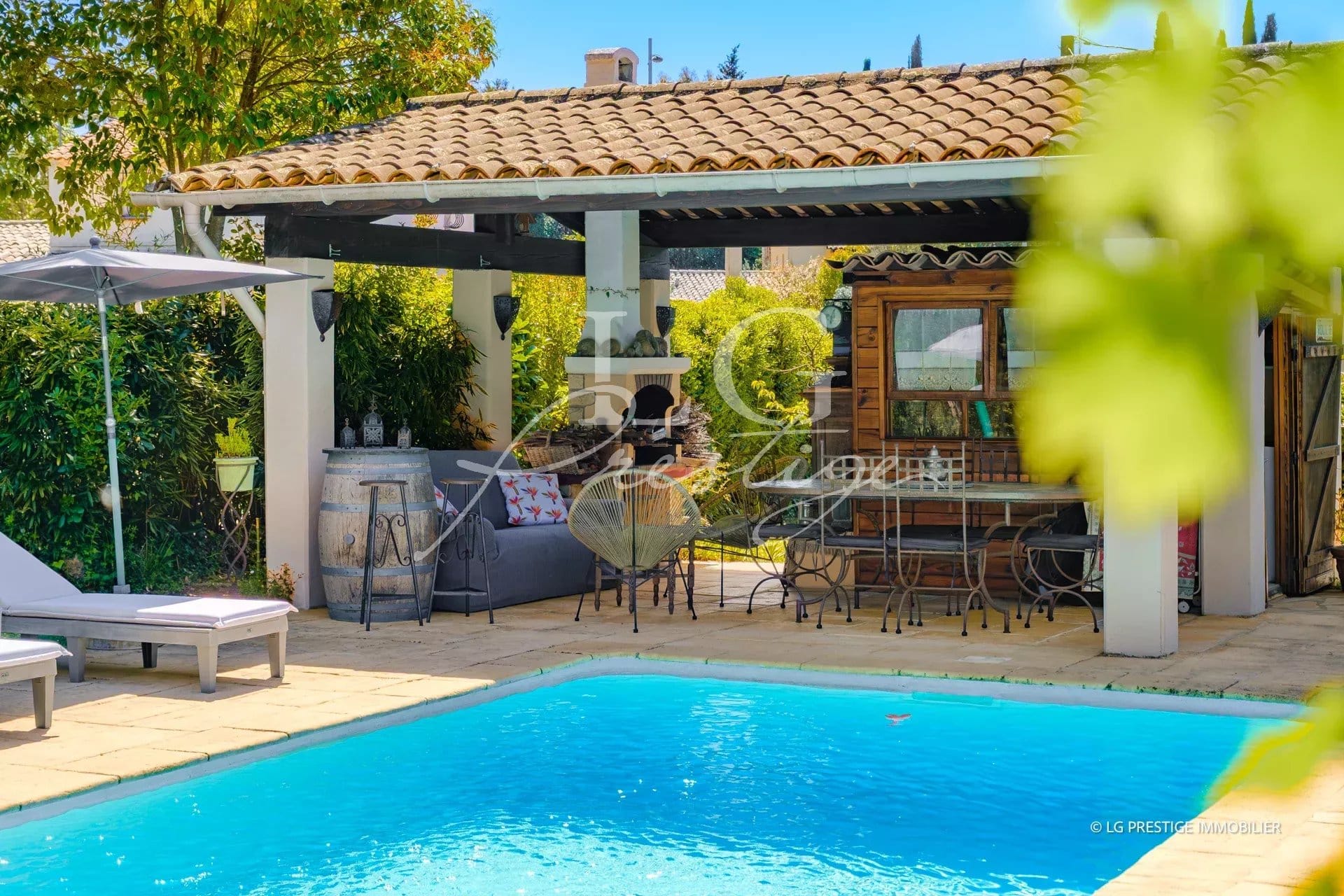 Piscine et espace extérieur d'une maison jumelée à Mougins avec jardin et terrasse.