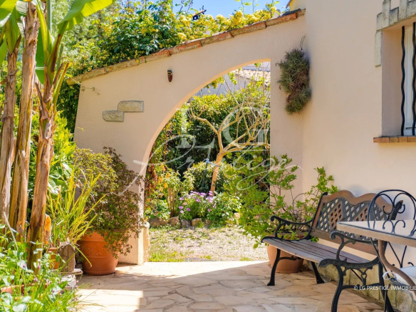 Entrée d'une maison jumelée avec jardin à Mougins, France.