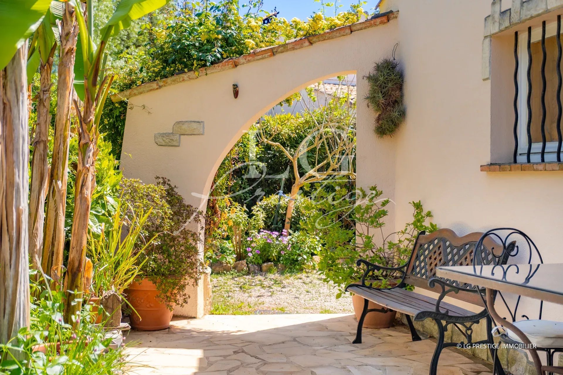 Entrée d'une maison jumelée avec jardin à Mougins, France.