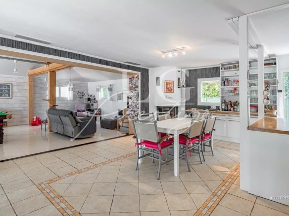Intérieur d'une villa de plain-pied avec cuisine ouverte et salle à manger, Fayence