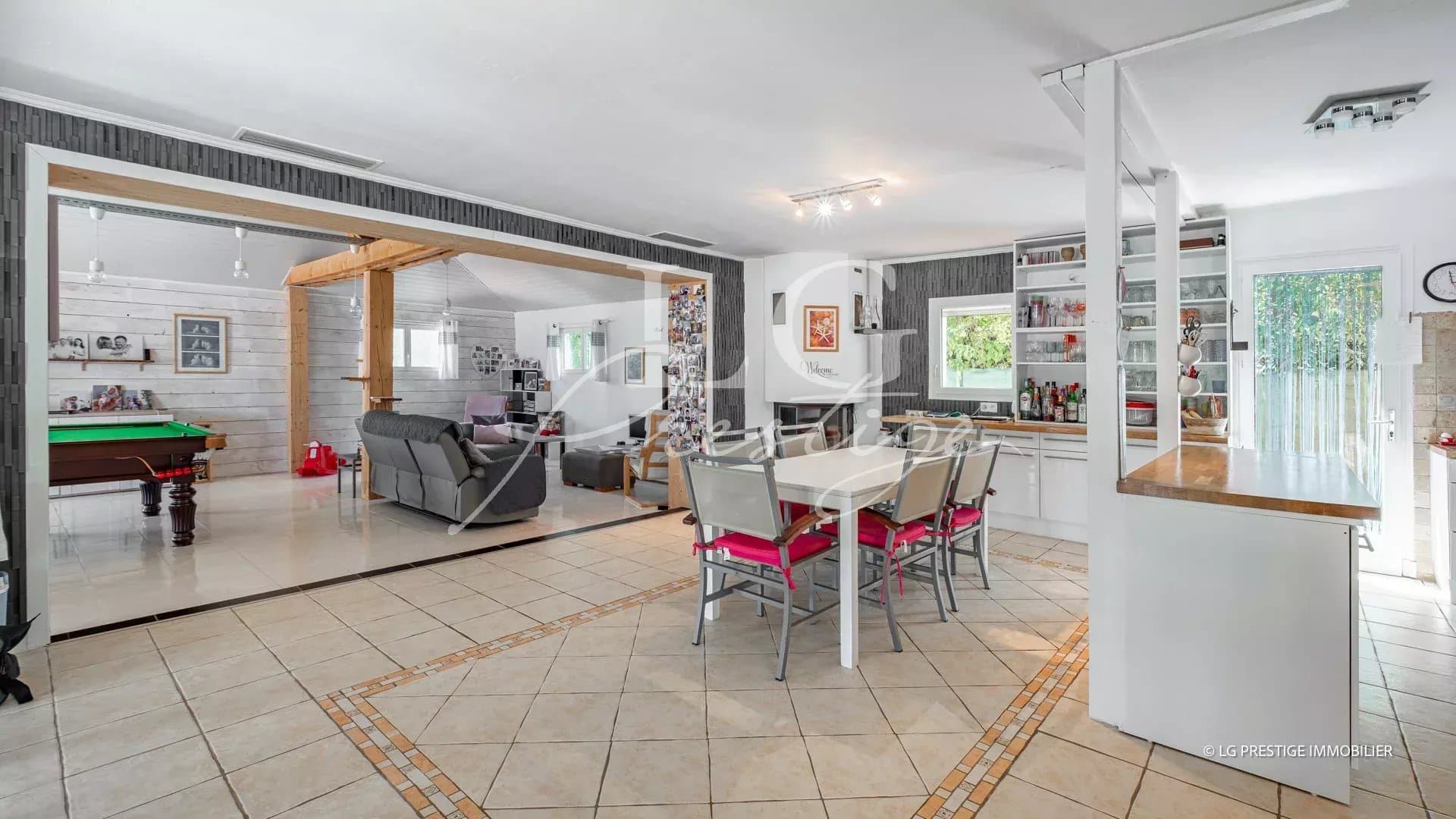 Intérieur d'une villa de plain-pied avec cuisine ouverte et salle à manger, Fayence