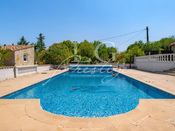 Piscine d'une villa de plain-pied à Fayence, entourée de verdure sur un terrain de 5 000 m².