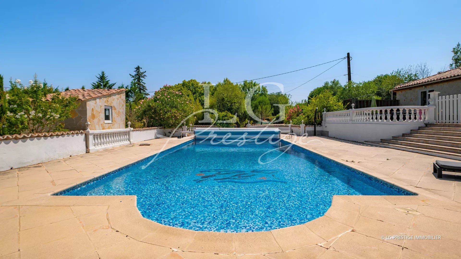 Piscine d'une villa de plain-pied à Fayence, entourée de verdure sur un terrain de 5 000 m².