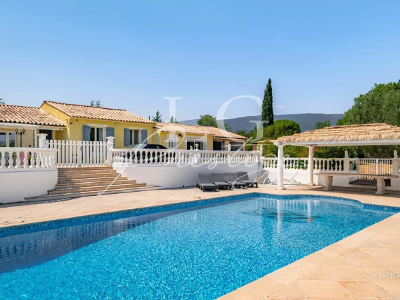 Villa de plain-pied avec piscine et terrasse, entourée de verdure à Fayence.