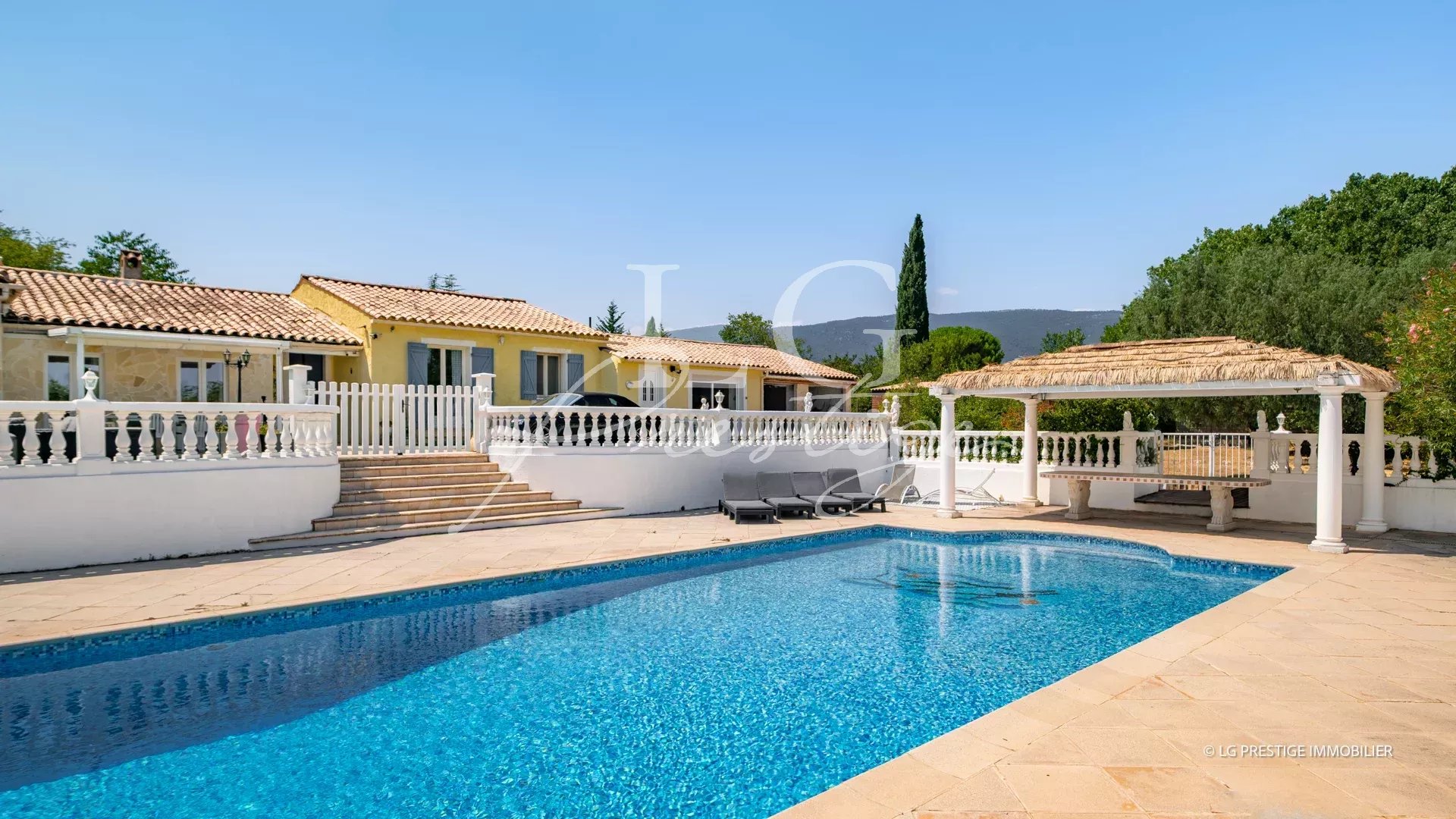 Villa de plain-pied avec piscine et terrasse, entourée de verdure à Fayence.