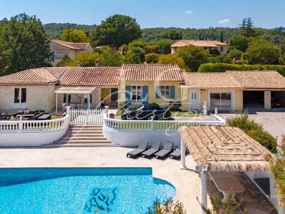 Villa de plain-pied avec piscine sur un terrain de 5 000 m² à Fayence.