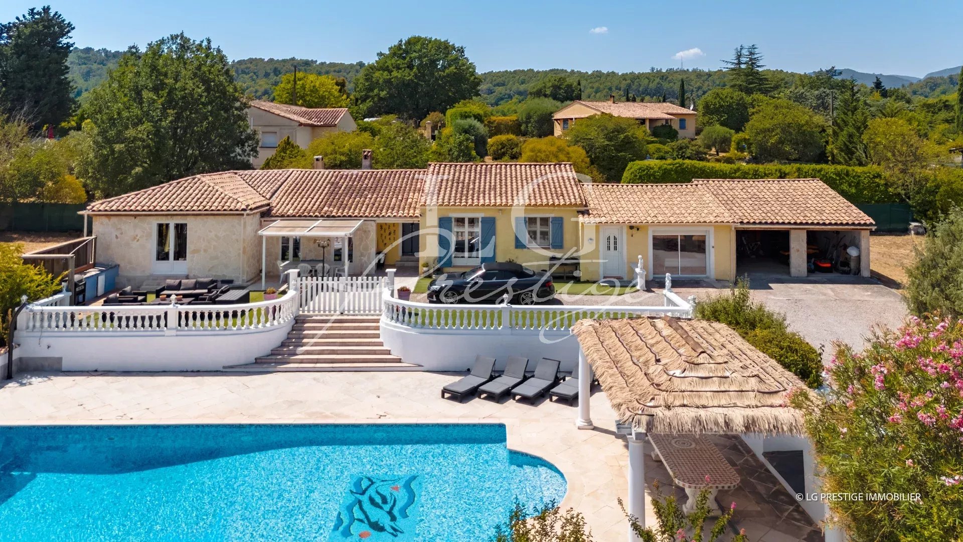 Villa de plain-pied avec piscine sur un terrain de 5 000 m² à Fayence.