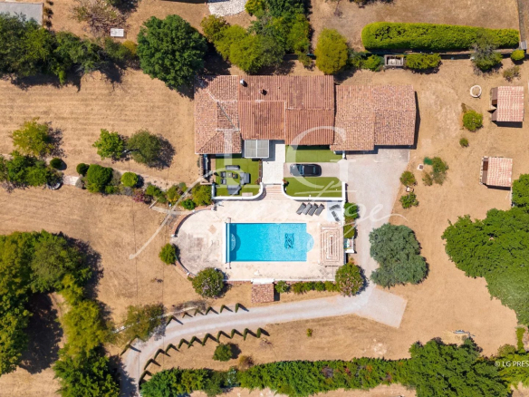 Vue aérienne d'une villa de plain-pied avec piscine et terrain de 5 000 m² à Fayence.