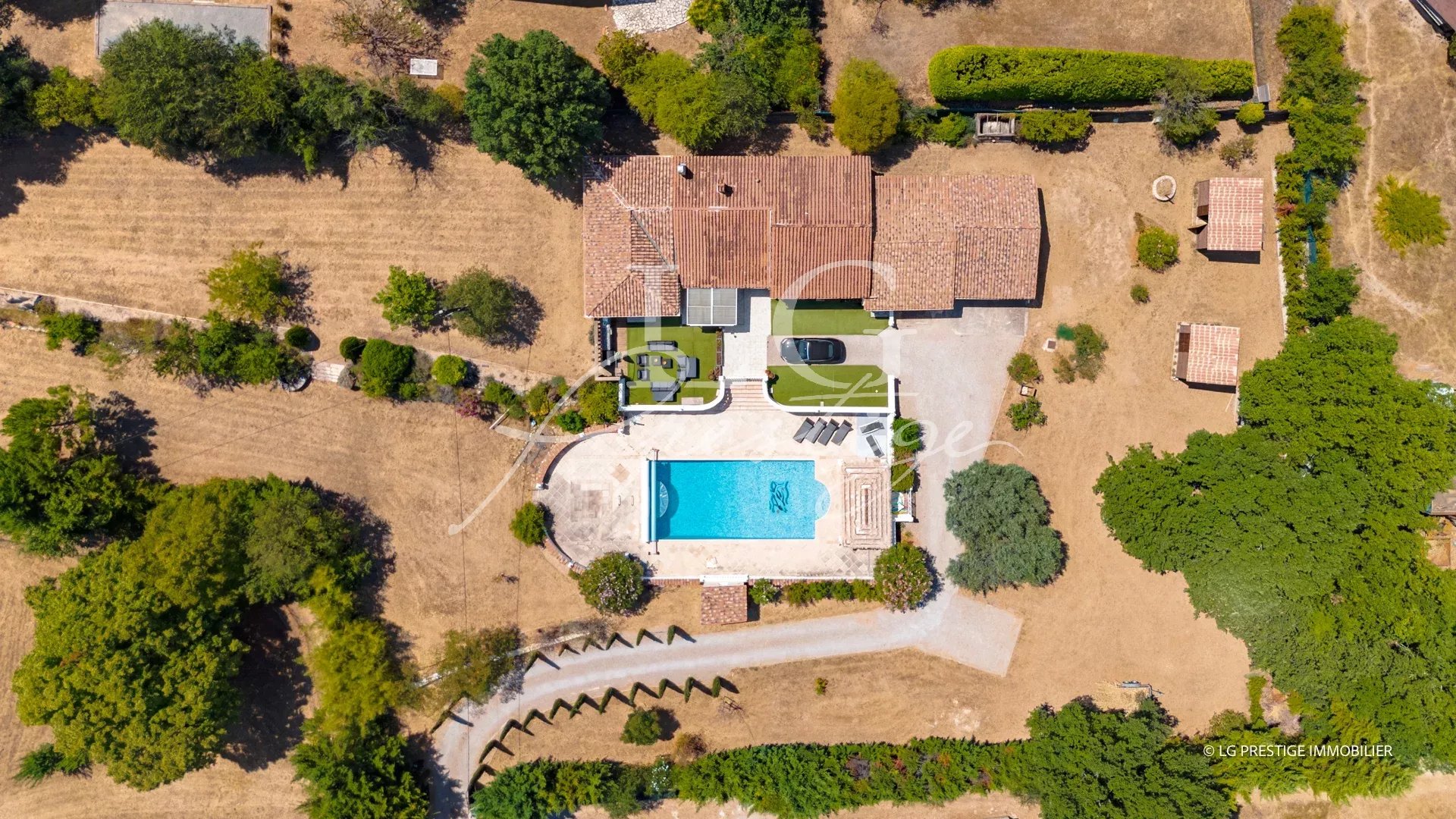 Vue aérienne d'une villa de plain-pied avec piscine et terrain de 5 000 m² à Fayence.
