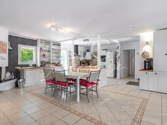 Intérieur d'une villa de plain-pied à Fayence, avec cuisine ouverte et salle à manger lumineuse.