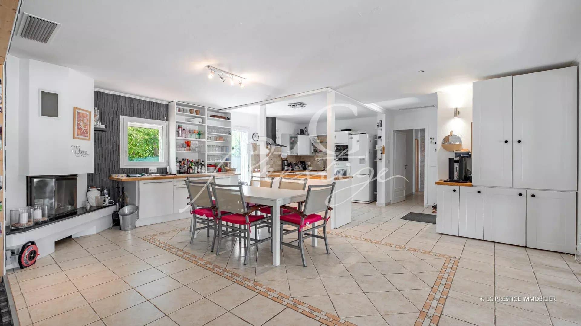 Intérieur d'une villa de plain-pied à Fayence, avec cuisine ouverte et salle à manger lumineuse.