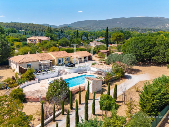 Villa de plain-pied avec piscine sur un terrain de 5 000 m² à Fayence, entourée de verdure.