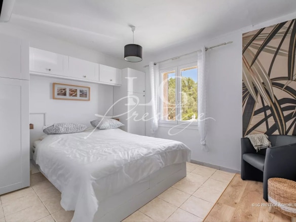 Chambre lumineuse avec lit double et décoration moderne dans une villa à Fayence.