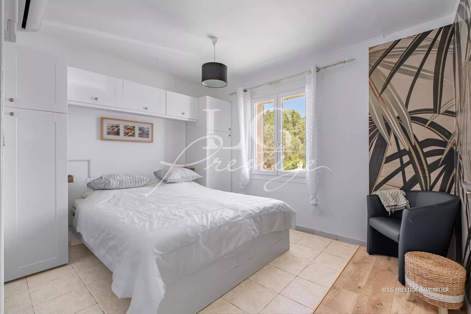 Chambre lumineuse avec lit double et décoration moderne dans une villa à Fayence.