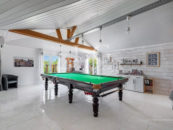 Intérieur d'une villa avec une table de billard et un éclairage naturel, Fayence.