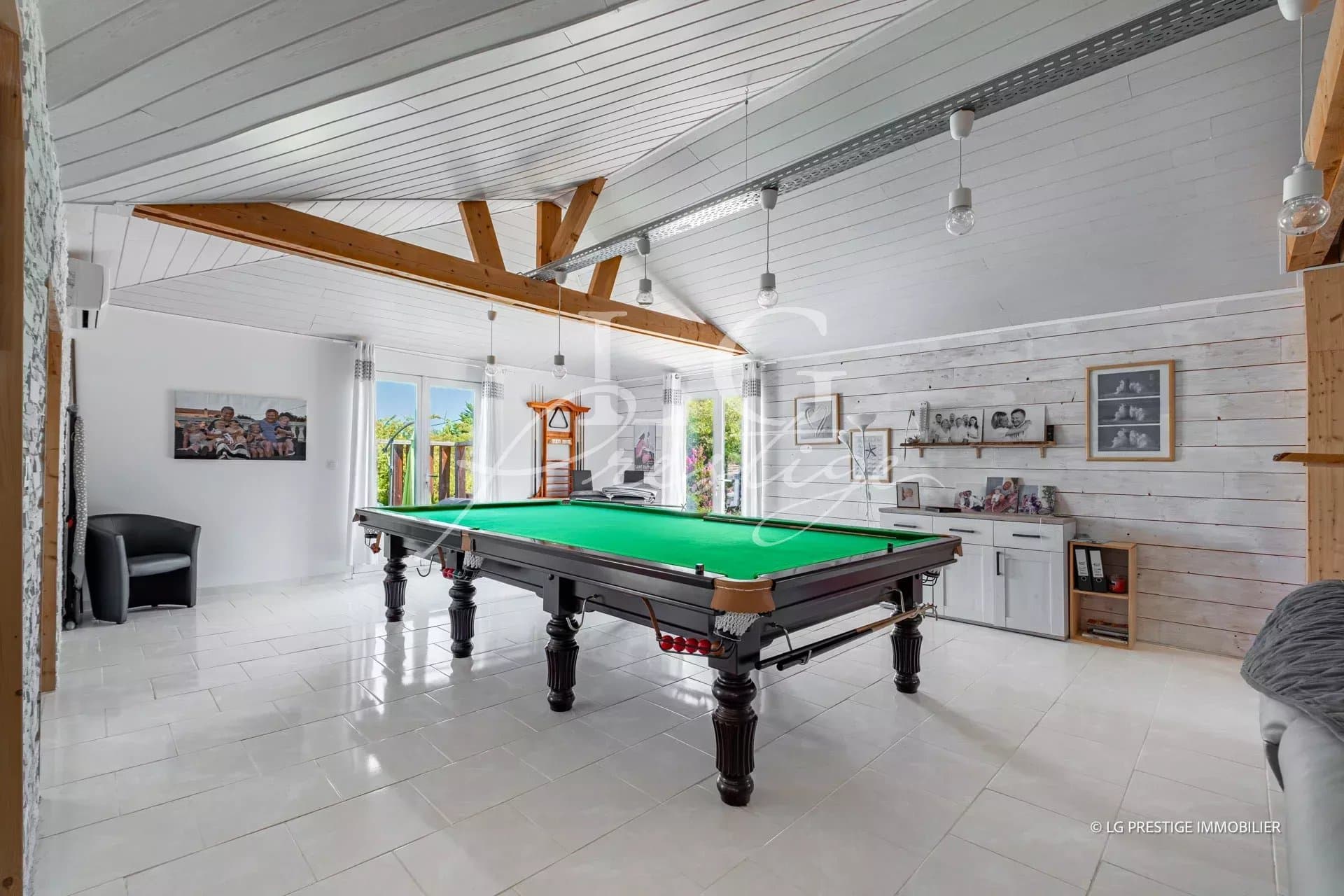 Intérieur d'une villa avec une table de billard et un éclairage naturel, Fayence.