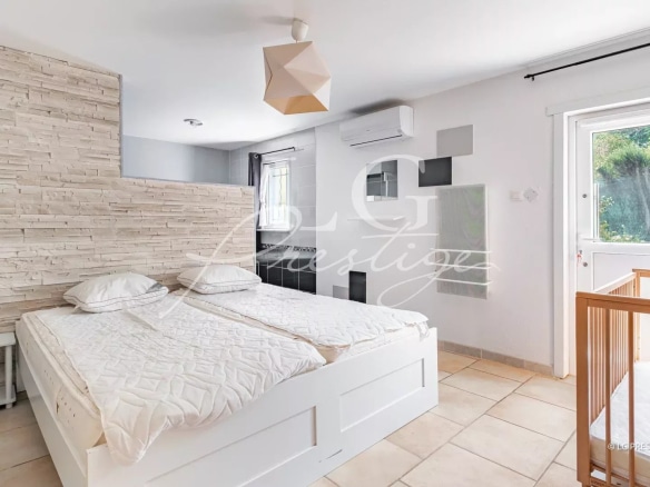 Chambre d'une villa de plain-pied à Fayence avec lit double et lit bébé.