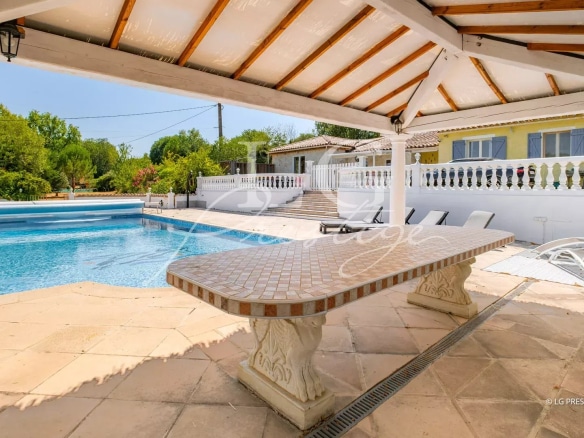 Villa de plain-pied avec piscine et terrasse, située à Fayence, sur un terrain de 5 000 m².