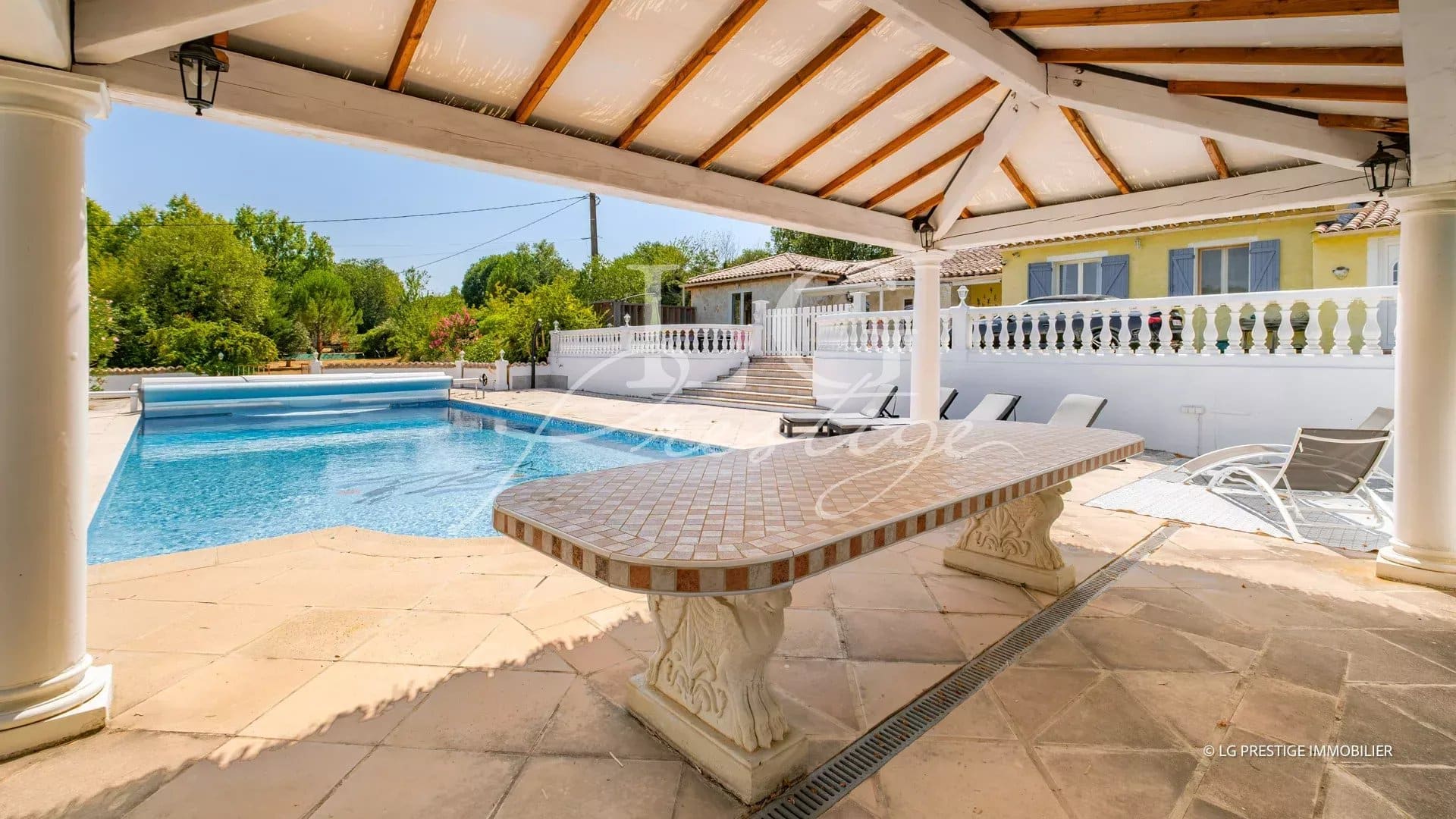 Villa de plain-pied avec piscine et terrasse, située à Fayence, sur un terrain de 5 000 m².