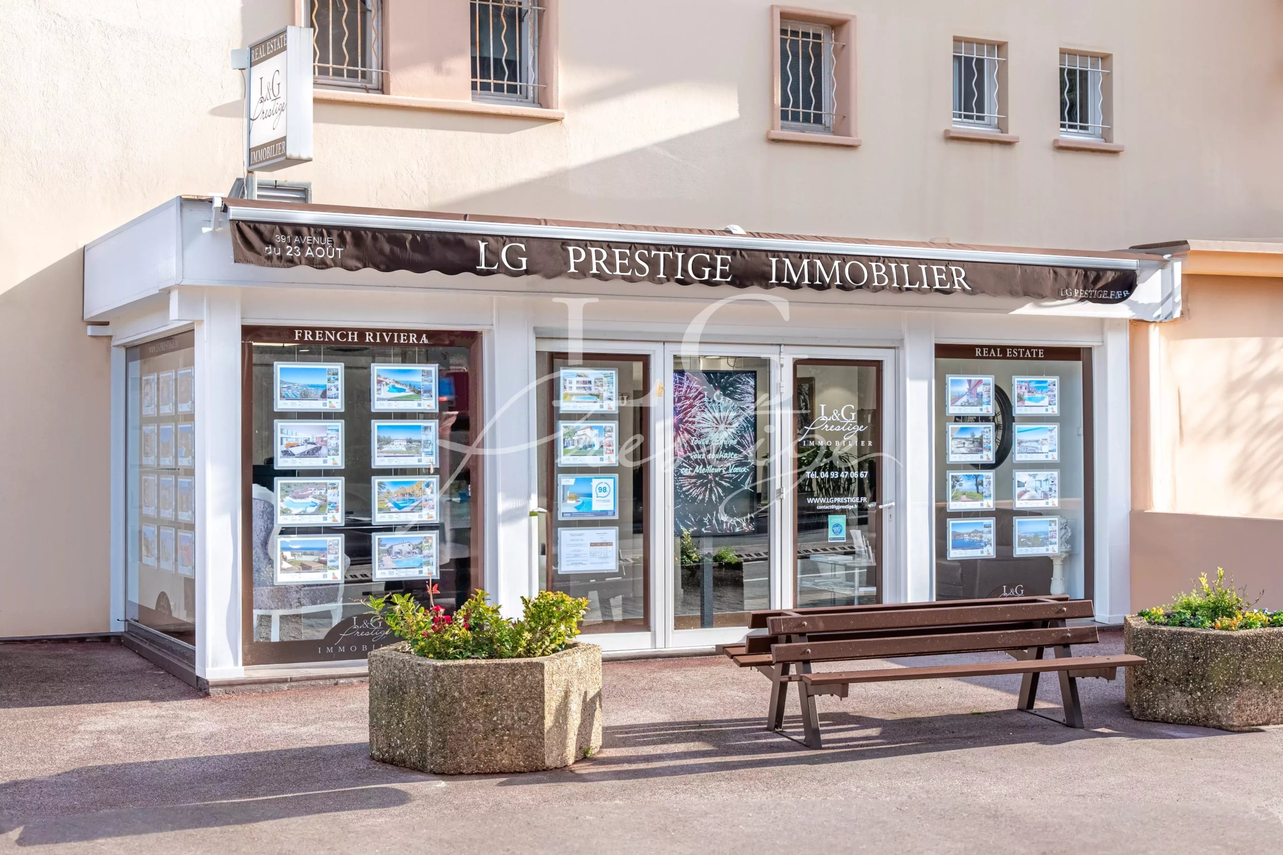 Façade de l'agence immobilière LG Prestige à Cannes, avec des vitrines affichant des annonces.