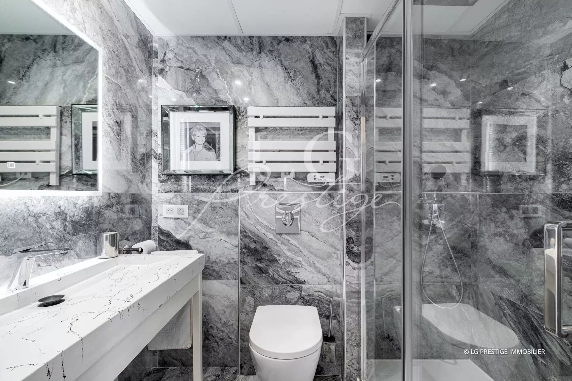 Salle de bain moderne avec carrelage en marbre et équipements contemporains.