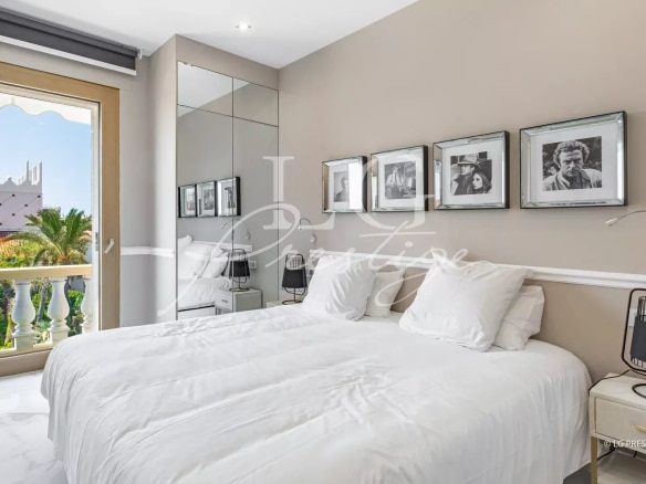 Chambre d'un appartement rénové à Cannes avec lit double et décoration moderne.