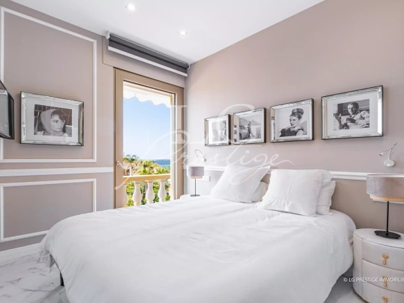 Chambre d'un appartement rénové avec vue sur la mer à Cannes, décoration moderne et élégante.