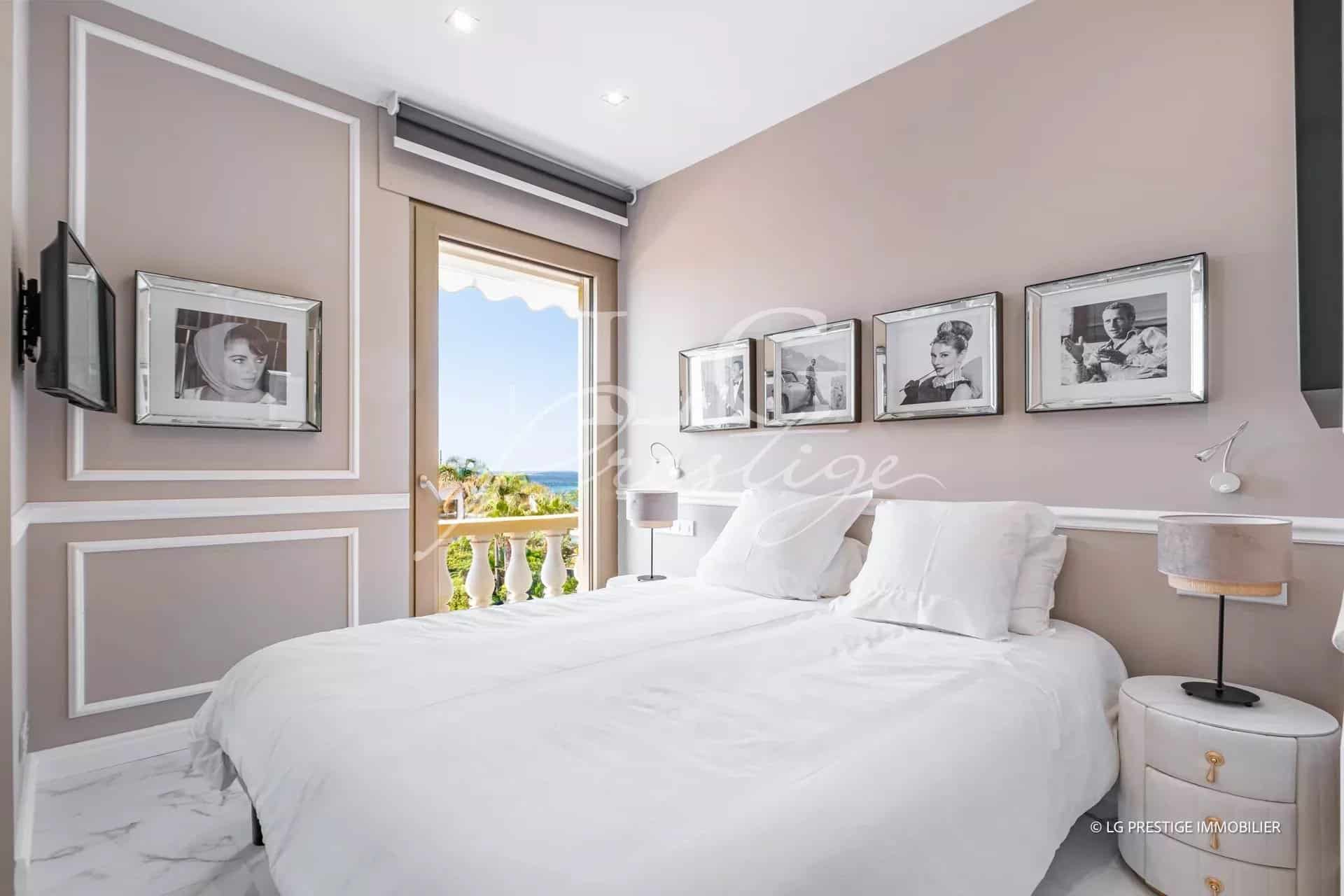Chambre d'un appartement rénové avec vue sur la mer à Cannes, décoration moderne et élégante.