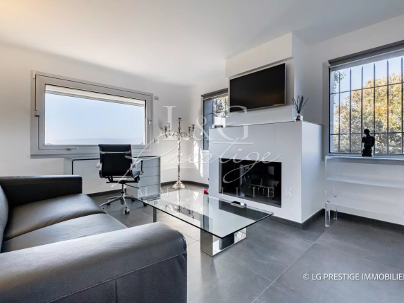 Intérieur moderne d'une villa contemporaine avec canapé et bureau.