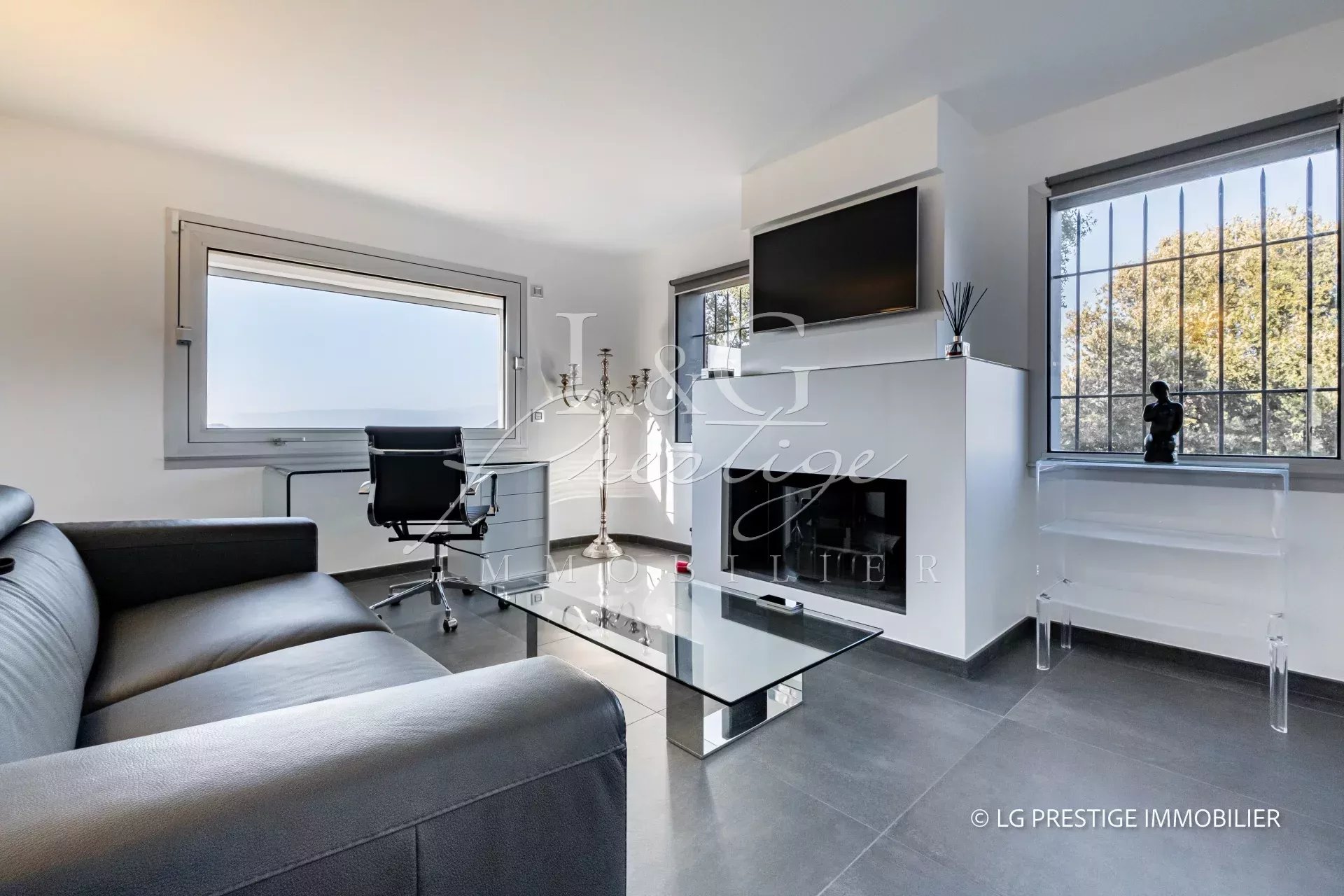 Intérieur moderne d'une villa contemporaine avec canapé et bureau.